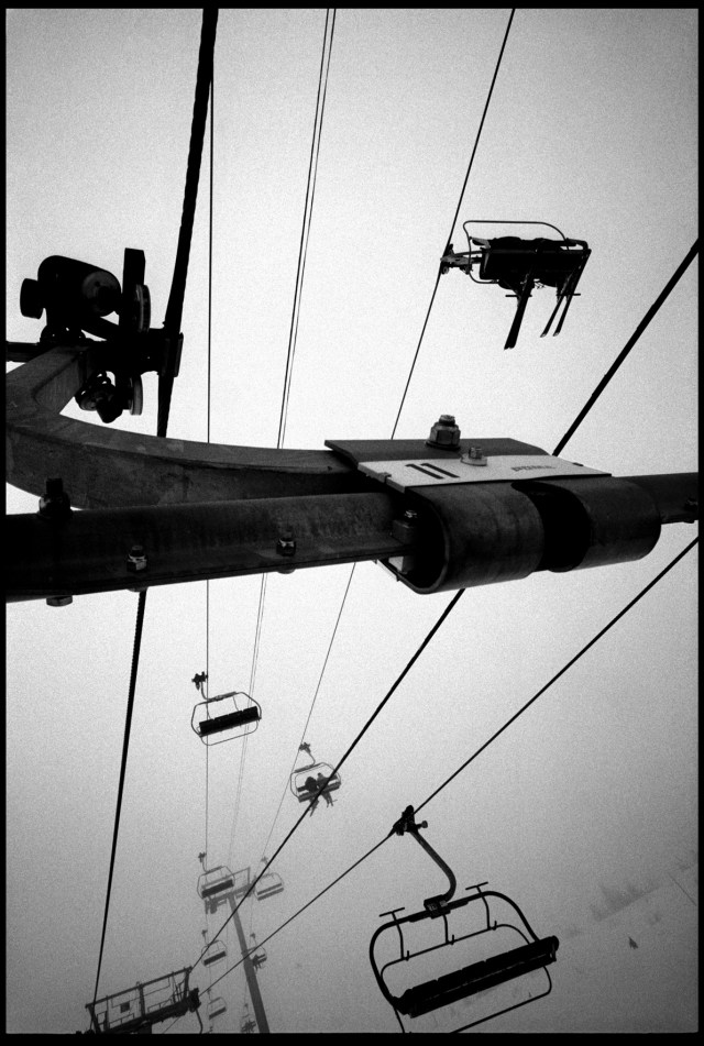 Contre plongée de deux télésièges qui se croisent