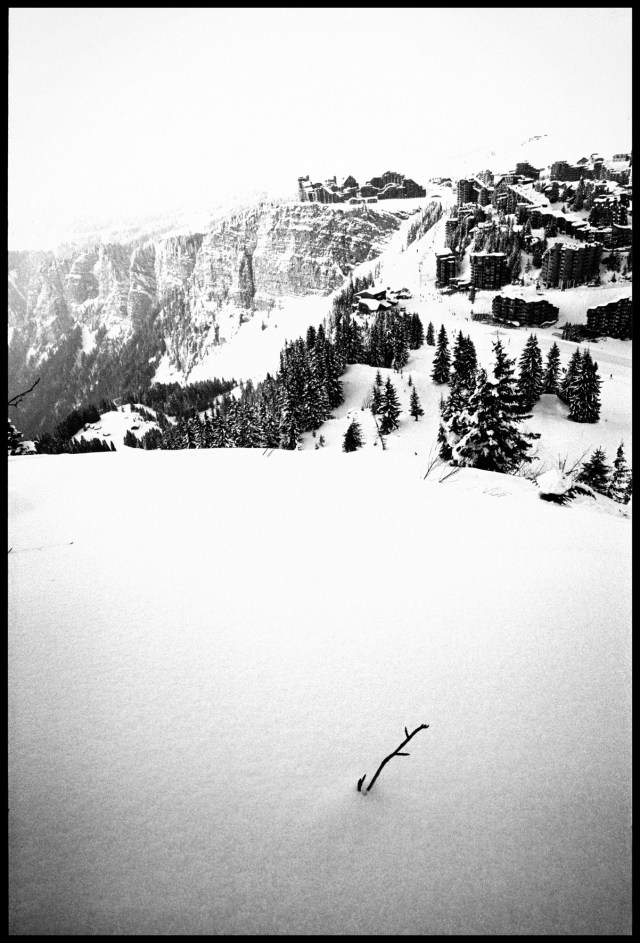 Vue de la station depuis une piste recouverte de poudreuse