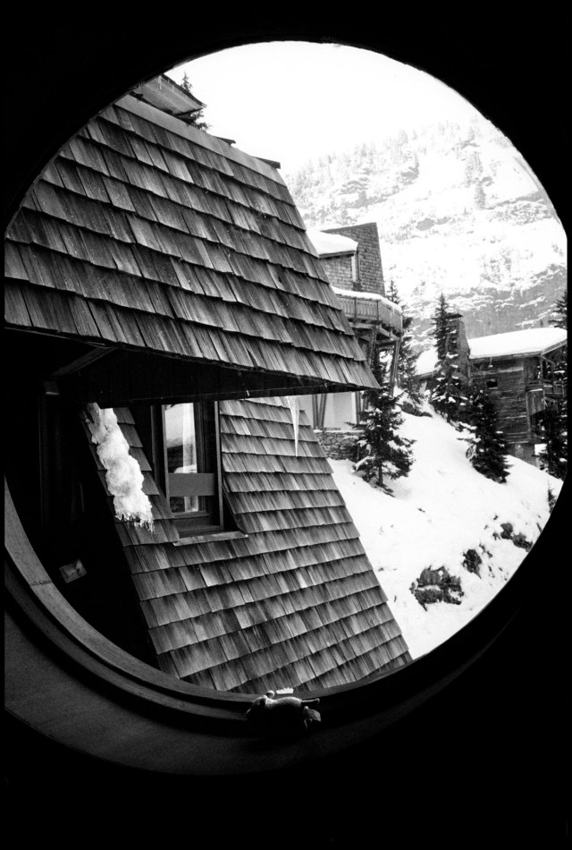 Vue d'un immeuble depuis une fenêtre hublot, marque de l'architecture locale