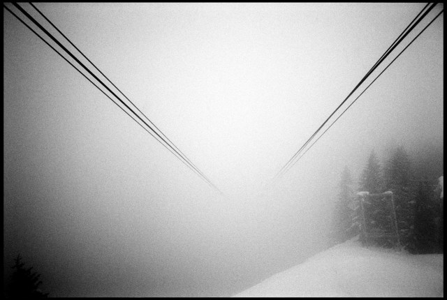 Les câbles du téléphérique d'Avoriaz s'enfoncent dans le brouillard en direction des Prodains.