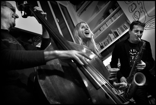 Victoria Rummler, chanteur, entourée de Francesco Bearzatti et Michel Benita