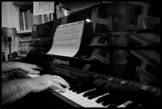 6e Sunday jazz loft Yonathan Avishai pianiste cheminée concert en appartement dimanche après midi intérieur musique jazz novembre 2014 main piano partition